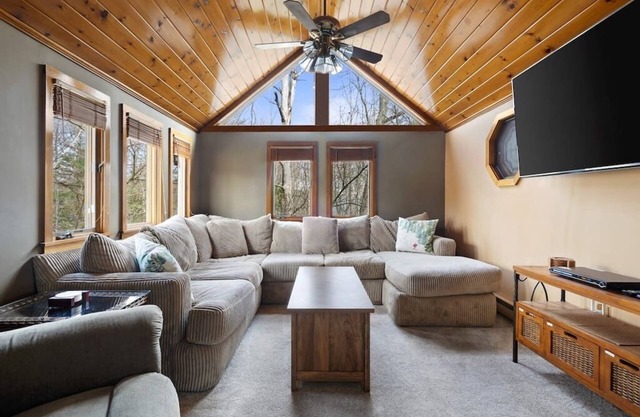 Chimney Hill Retreat w/Amenity Center & Fireplace
