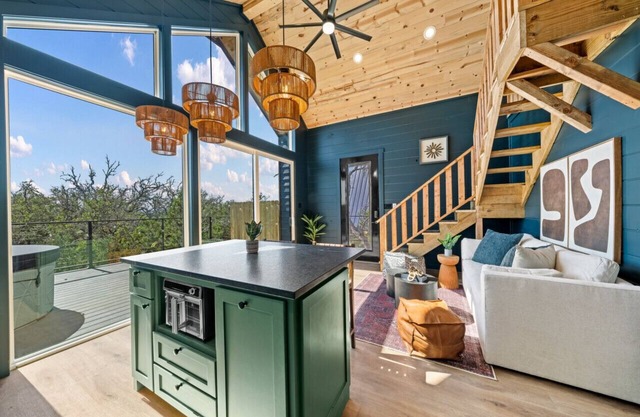 Chin Treehouse* Lux* Hot tub* Fredericksburg*Tesla EV
