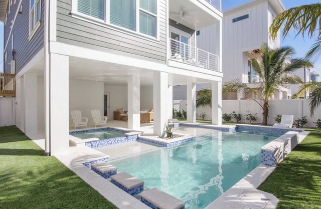 CHRISTMAS availability!NEW 7 bedroom Beach House, 1 minute to Beach!