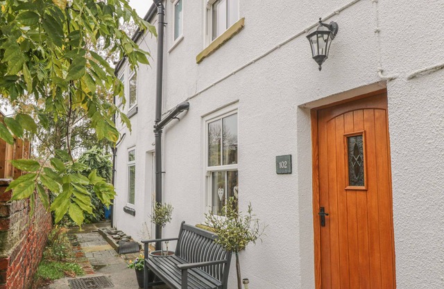 CHUCKLE COTTAGE, pet friendly, character holiday cottage in Swainby