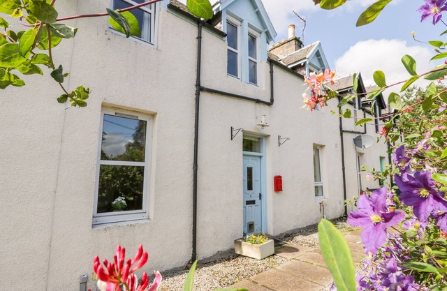 CHURCH VIEW, pet friendly, with open fire in Kingussie