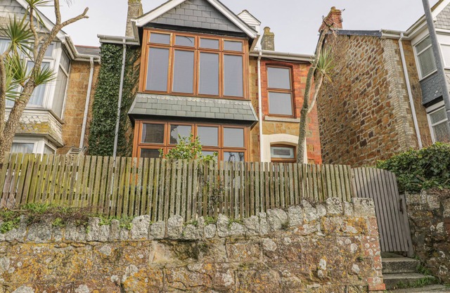 CHY-AN-BRAE, pet friendly, country holiday cottage in Newquay