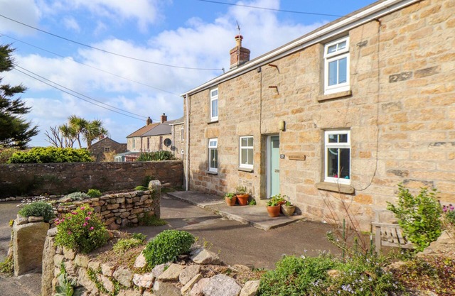 CHY LOWENA, family friendly, character holiday cottage in Pendeen