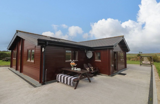 CHYWOLOW LODGE, pet friendly, with a garden in Penzance