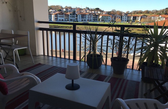 CIBOURE-Socoa Plage Très beau T1Bis Tout Rénové avec Grande Terrasse sur Rivière