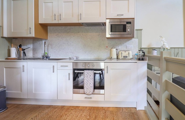 CIDER BARN, family friendly, character holiday cottage in South Chard
