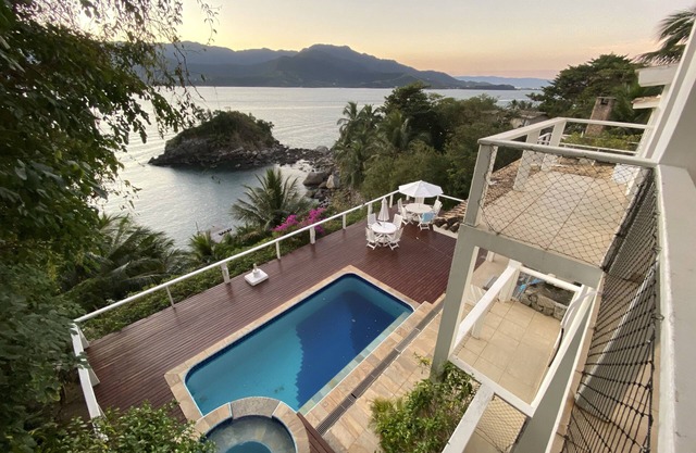 Cinematographic house facing the sea, accommodates 10 people FEITICEIRA BEACH