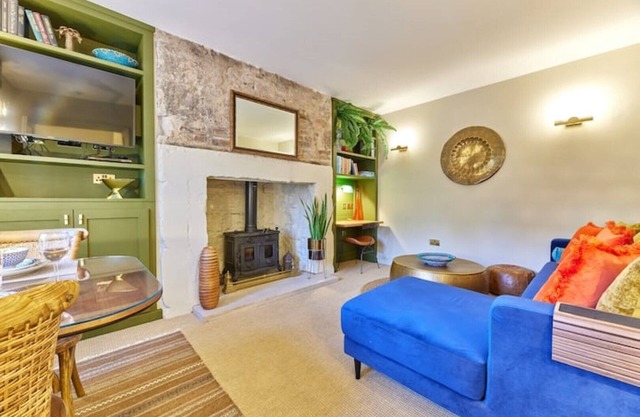 Cinnabar: Luxury, Couple's Nook in Historic Walls