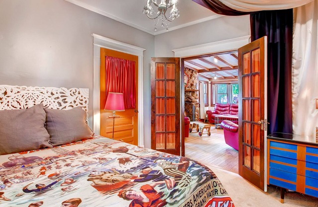 Circus Themed Stay: family, creekside, big trees, patio, gas fireplace, foosball