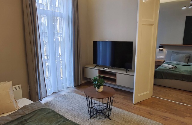 CITY CENTER 2! A Cozy and Modern 2BR in the city center near New York Cafe!