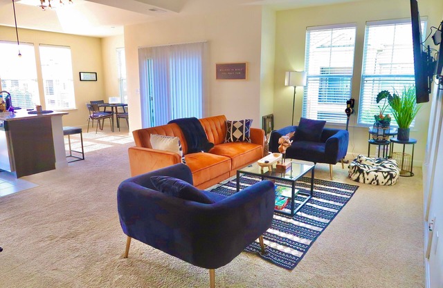 City Center Luxe Apt PS5 Fast Streaming metro access more