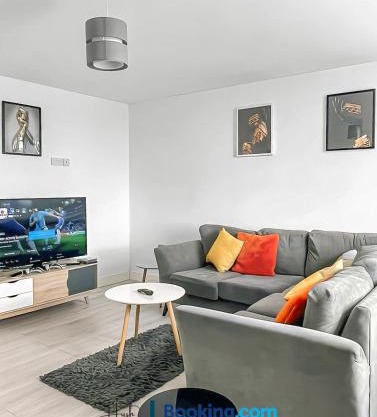 City Centre 2 Bedroom Flat Ideal For Contractors, Families By Hush Haven Homes Short Lets and Serviced Accommodation