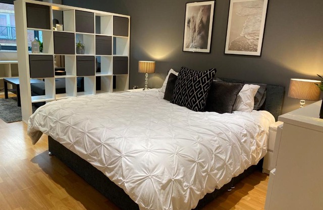 City Centre Modern Studio Apartment - Westone FREE WIFI, GYM ACCESS, NETFLIX