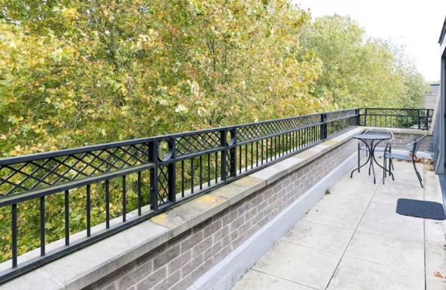City Centre Penthouse 5 mins walk to Colleges with Terrace & Sleep 6