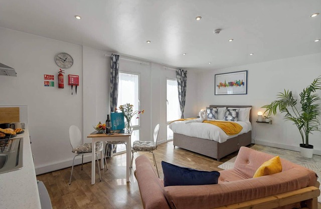 City Centre Studio Apartments (Ashton)-Short Stays UK Ltd