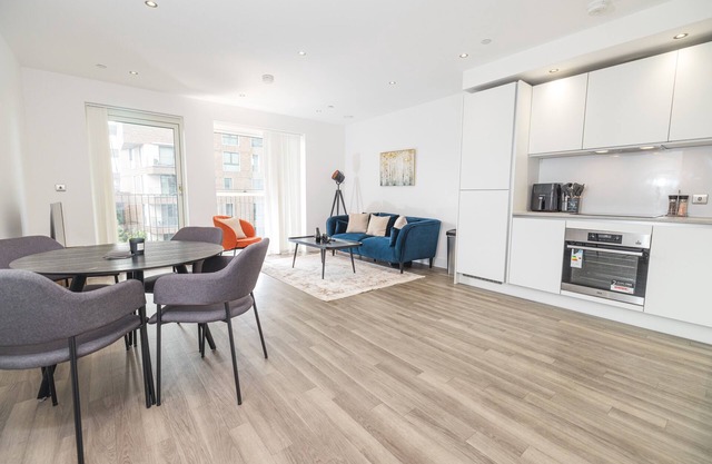 City Escape - Royal Wharf 2 Bed