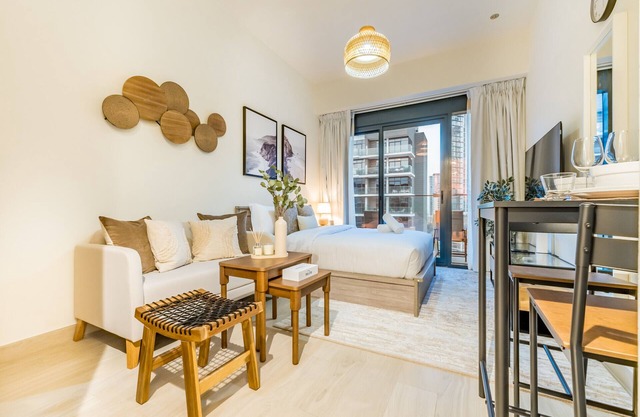 City View Studio Minutes Drive to Burj Khalifa, Azizi Riviera 43, Al Merkadh by Deluxe Holiday Homes