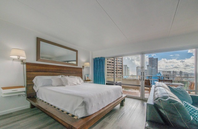 City-View Waikiki Beach Condo - Free Parking!