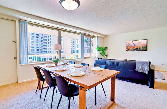 Clarendon Apt | Walk to Metro + Pool Access