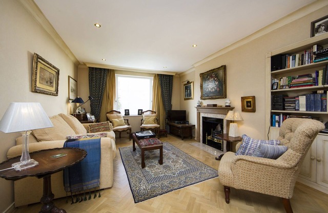 CLAREVILLE GROVE, KENSINGTON -2 bed, 2 bath house over 2 floors with rear garden