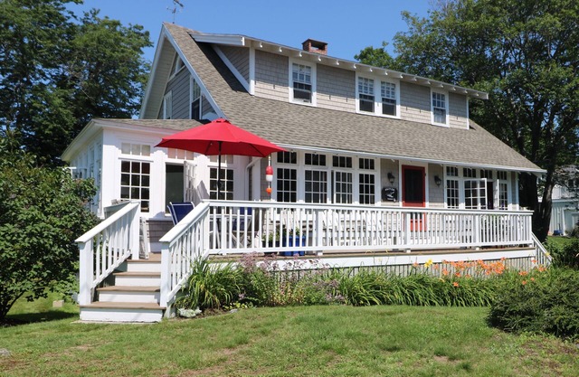 Classic Beach Cottage - Short Walk to Kennebunk Beach