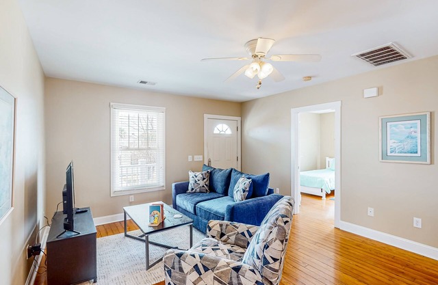 Classic Carolina Beach cottage with covered porch, AC, W/D, & great location