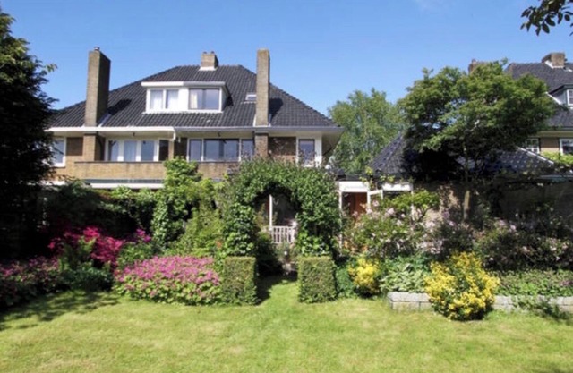 CLASSIC HOME: Oasis Near Amsterdam, Beach, Formula 1, +6 bikes
