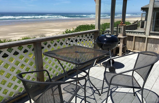 Classic Honeymoon Beach Cottage. Private, Romantic, Oceanfront. Pet friendly.