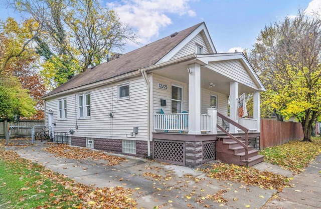 Classic Lakewood 4BR Bungalow Near Edgewater Beach