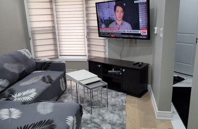 Classic Romantic 2 Bedroom Detached, Free Wi-fi & Parking.
