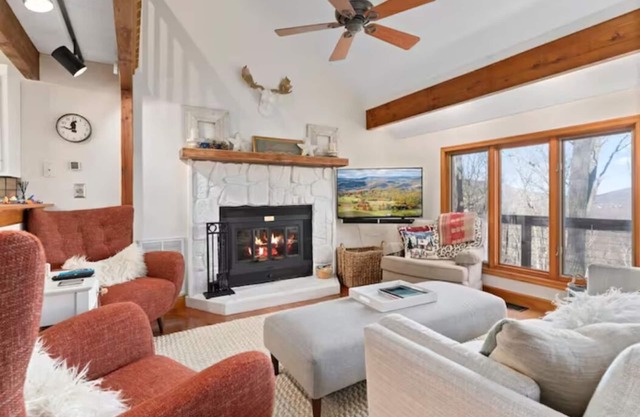 Classic Ski Chalet with Hot Tub, EV Charger. Views-skiing-tennis-hiking-golf!