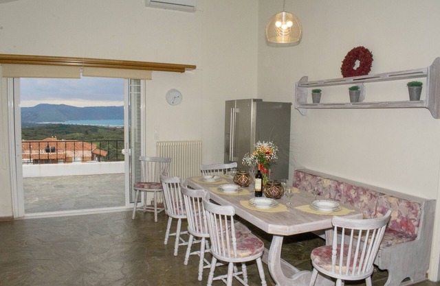Classic vacation home with Greek charm near the sea and lake