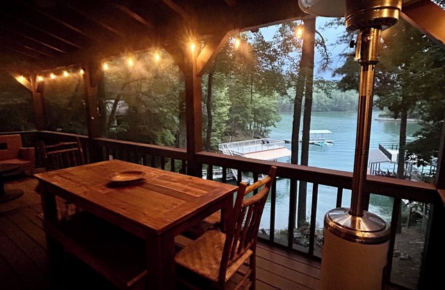 Classsic cozy mountain Cabin with dock right on Lake Blue Ridge