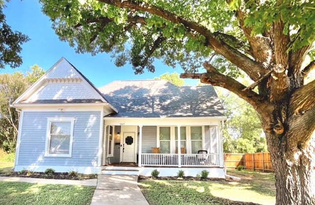 Clay Oak Cottage 2BR/1BTH, 6 blocks from Silos