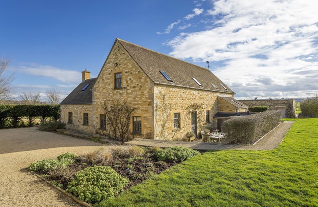 Claytons Cottage is a very comfortable and well-appointed Cotswold stone cottage