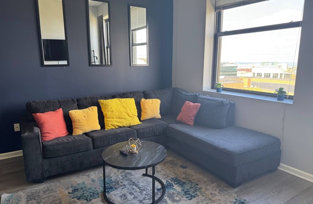 CLE Downtown Stay - Walk to Games & Dining
