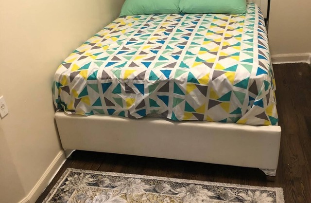Clean 1bedroom with WiFi and AC in the heart of Harlem with many stores close by
