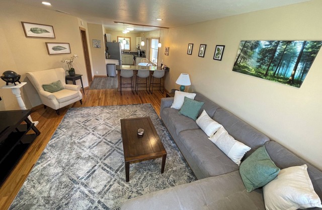 Clean and Bright Cottage, 3 bedroom with Game Room and Laundry!