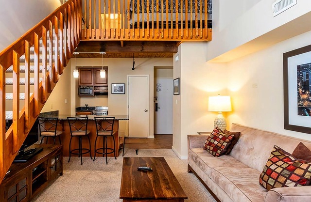 Clean and cozy loft! Right at Mountain Inn!