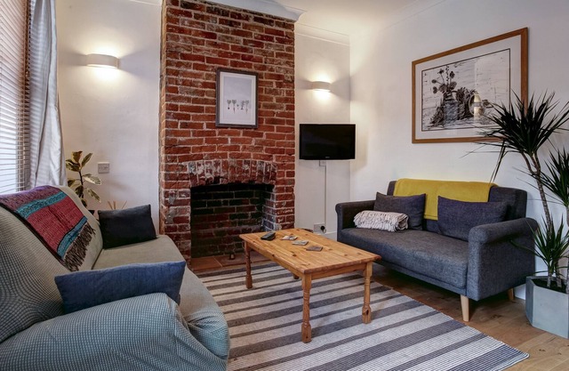 Clean and hygienic Trendy House w/ Free Parking
