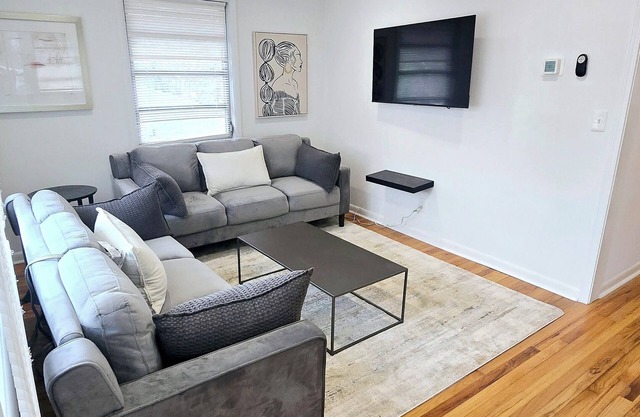 Clean Apartment Minutes from Atlanta Airport DownTown and MidTown.
