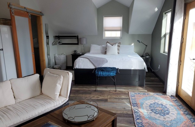 Clean, Bright, Private Studio Apt. in Downtown Golden