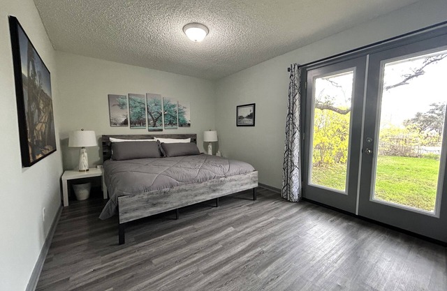 Clean & comfy 2 bedroom in center of Cedar Park with a private backyard