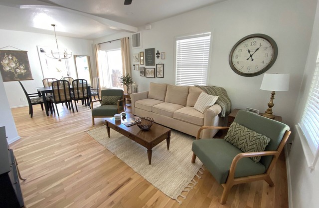 Clean/Convenient/Stylish home near downtown