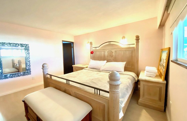 Clean, Convenient, Airy Home. 30min transit/15min drive to YVR, Downtown, UBC.