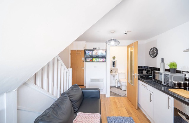 Clean, Convenient Stay by Kirkstall Shops