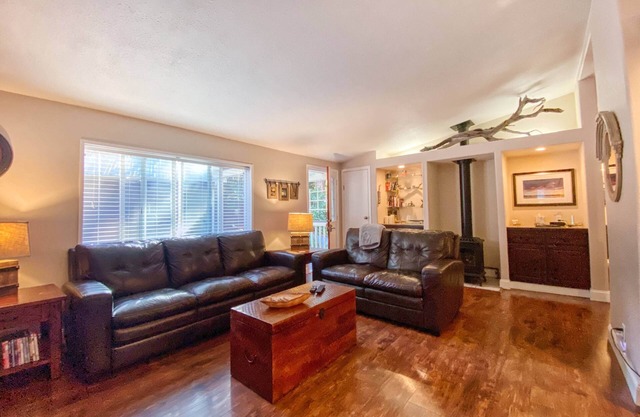 Clean & Cozy 2br/2ba, Remodeled w/Hot Tub, Close To Beach & Town: See Reviews
