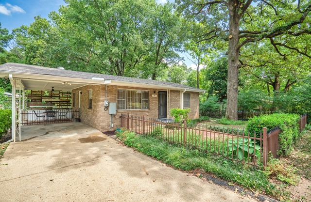 Clean Cozy Bungalow on THE BACK STRETCH Close to Oaklawn Racing and Casino
