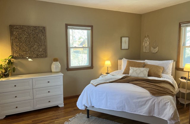Clean Cozy Old Town Bungalow