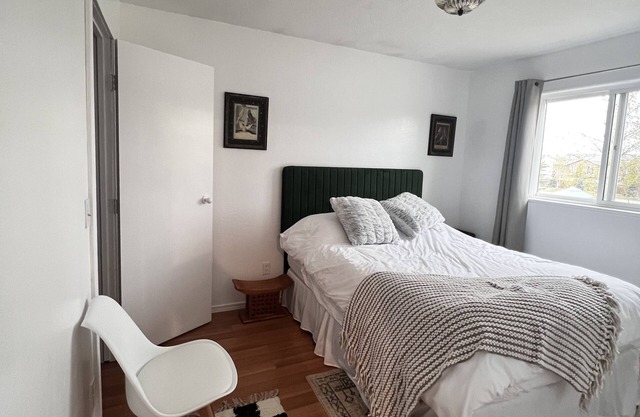 Clean family home Pet friendly Central Anchorage close to UMED district & trails